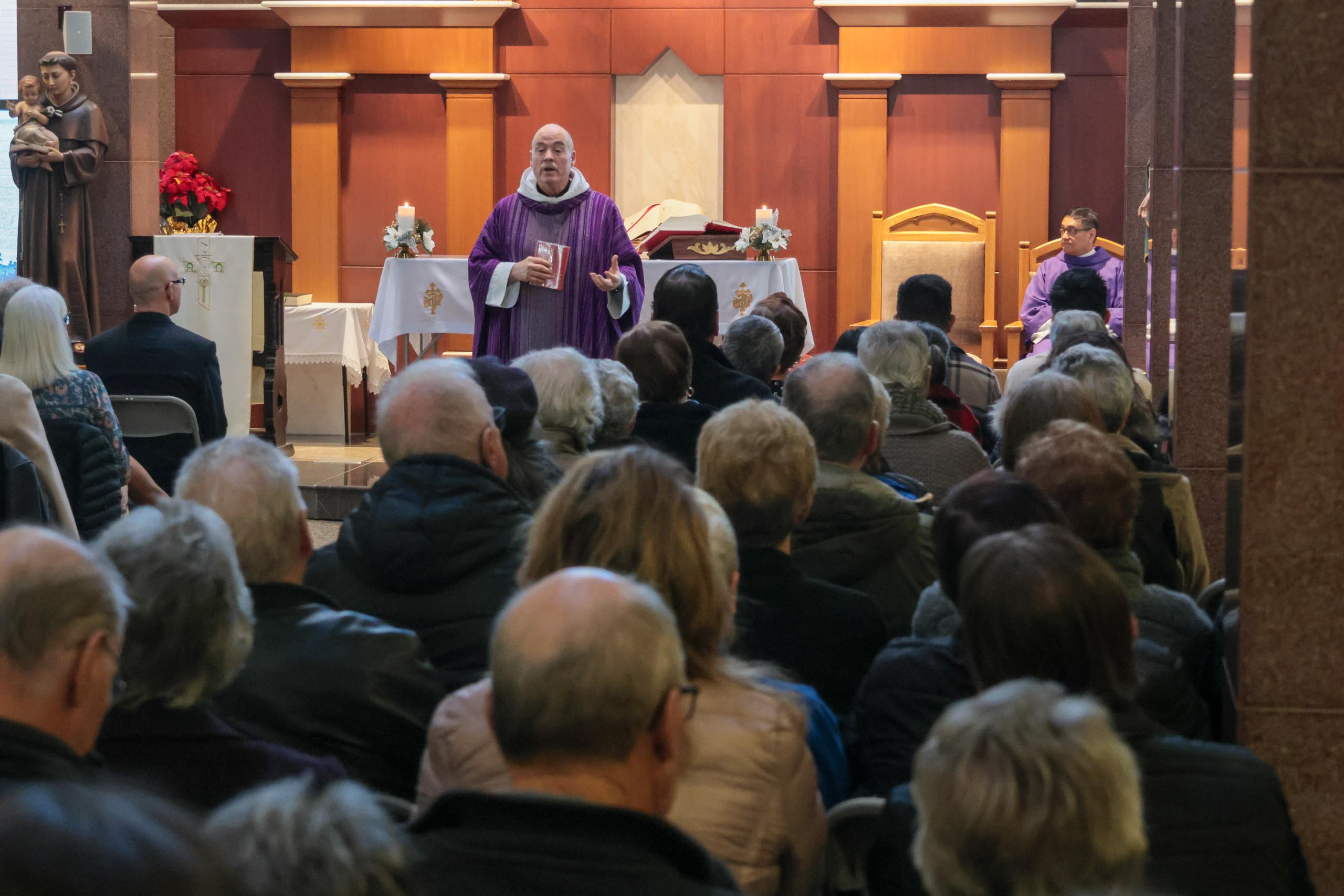 Families remember loved ones during Advent Mass at Holy Cross Cemetery ...